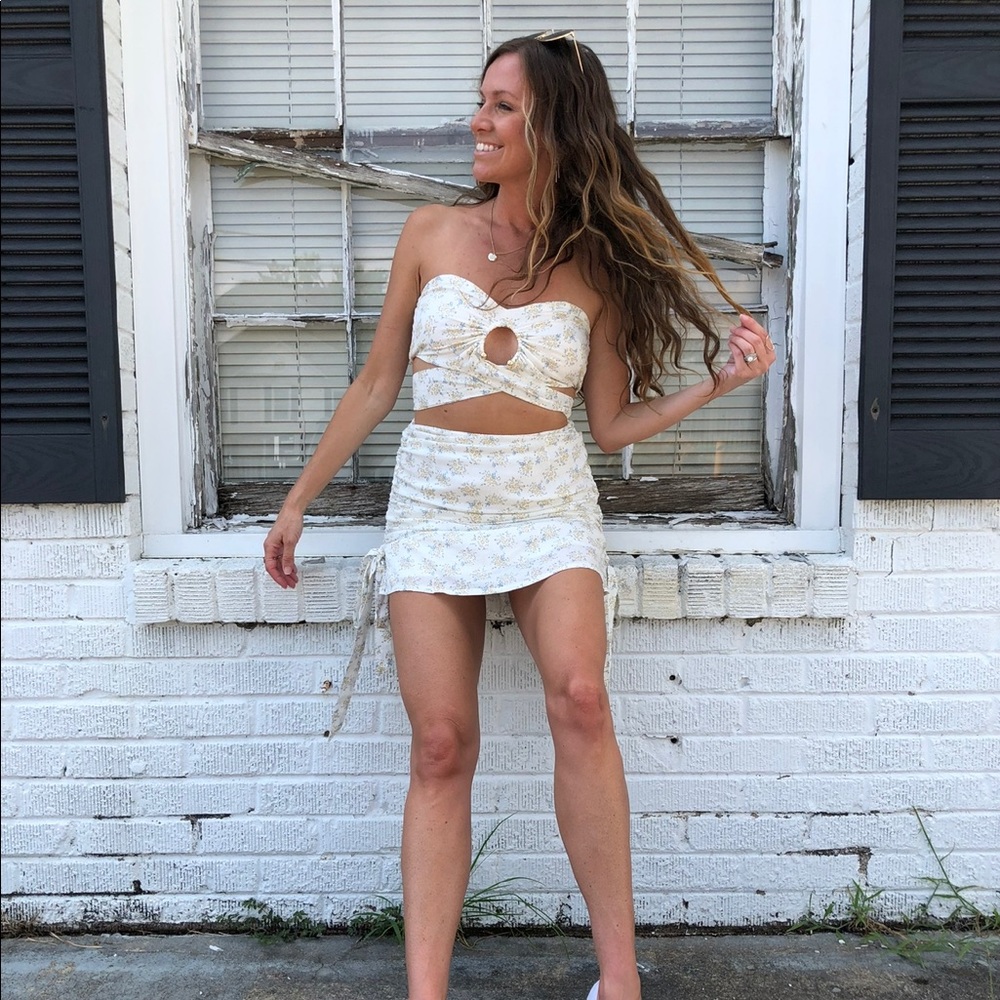 Showpo white/floral two piece skirt set, size xs